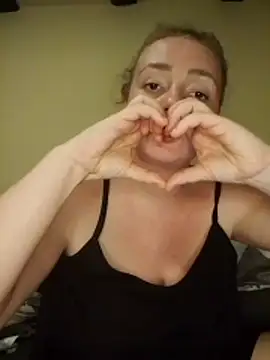 Bella-Monroe webcam