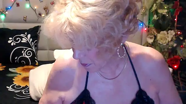 HappyWomanOn webcam