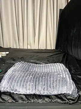 Hugemassivebootie webcam