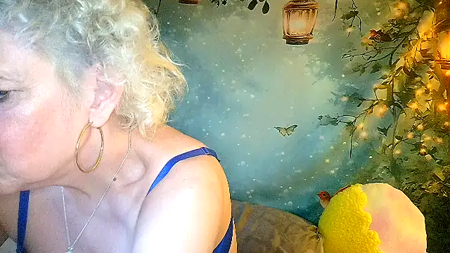 Blondie_the_librarian webcam