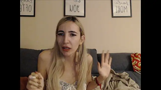 BarbieBlondieGirl webcam