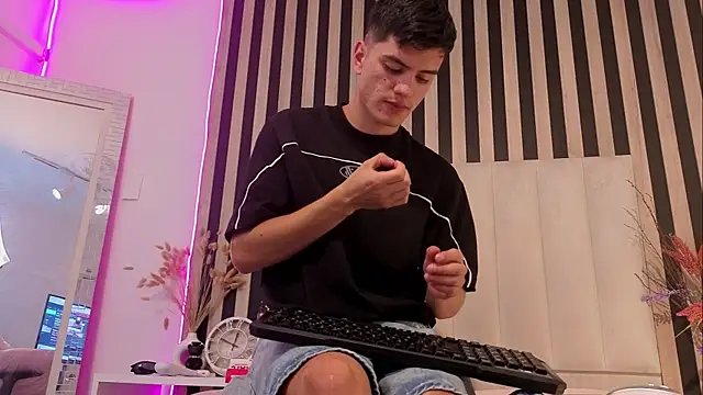 LeoTease webcam