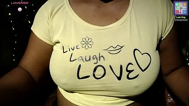 ItsMiraDesire webcam