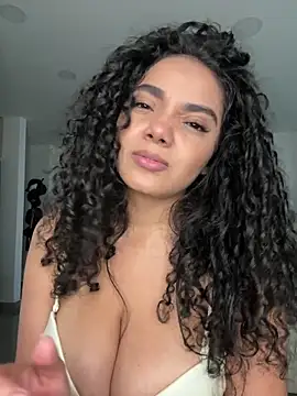 Curlyierr live cam