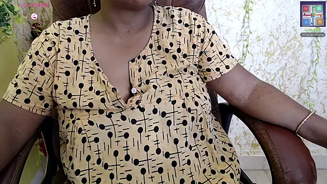 ItsMiraDesire webcam