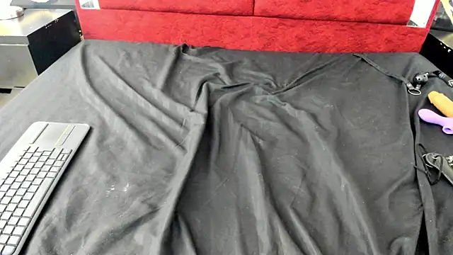 Scarlett_Hard_As webcam