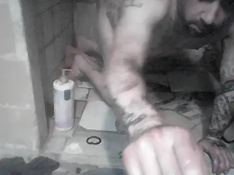 Twoslipperywhenwett webcam
