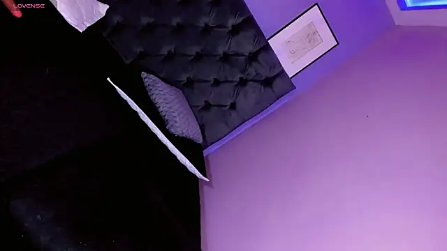 CALLMEATENEA webcam