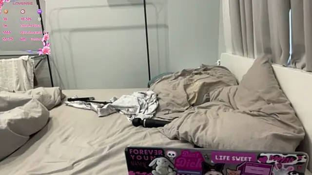 selena_favn webcam