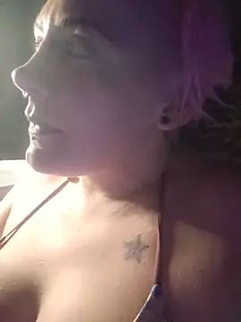 PinkTheHawk webcam