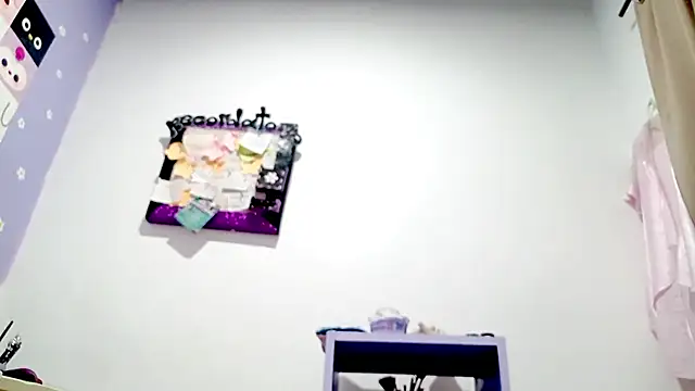 PetiteIvoryQueen19 webcam