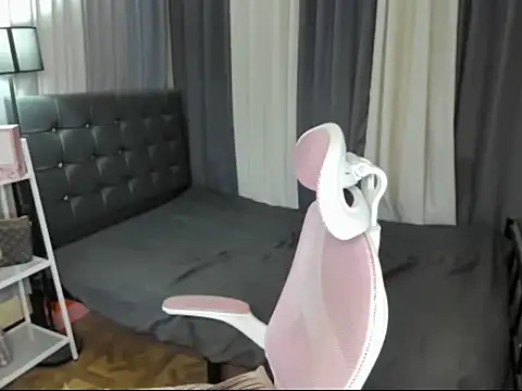 XTsUncutMargauxX webcam