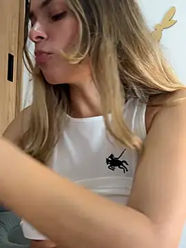 cuteluci_ webcam
