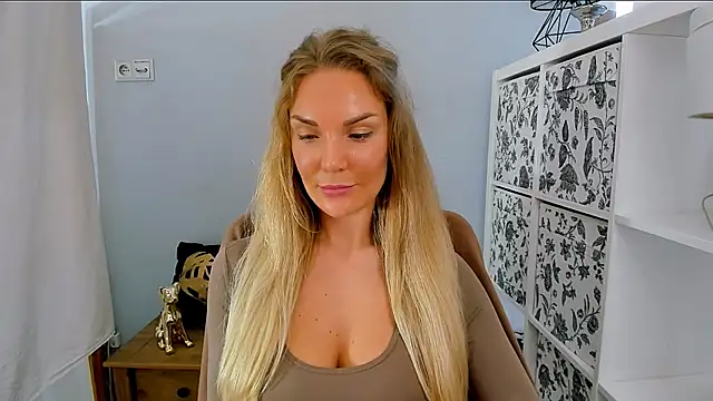 AulloraHoney webcam