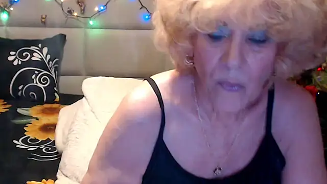 HappyWomanOn webcam