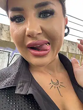 beautydiamond (F young) - Show ass in doggy in parking car