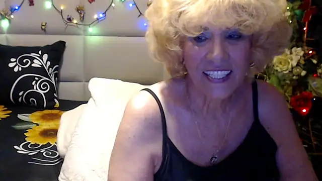 HappyWomanOn webcam
