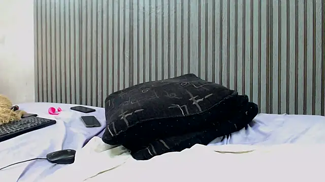 ROYALASS25 webcam