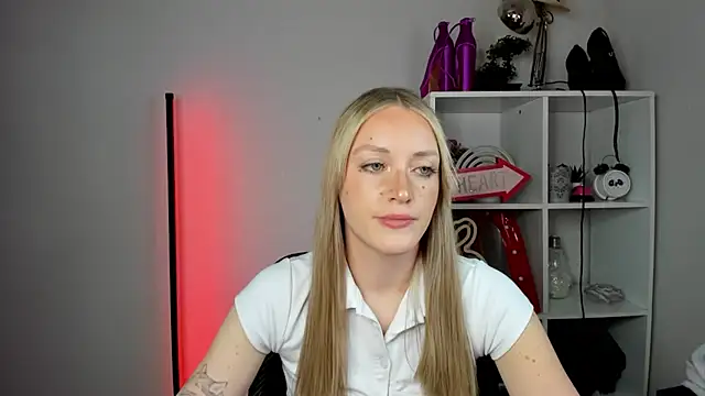 EvelynBlond webcam