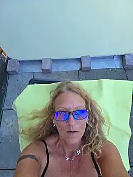 HotWifeLyn68 webcam