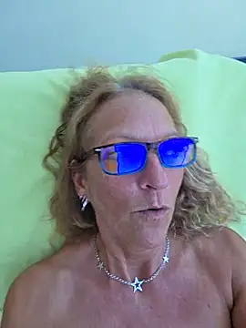 HotWifeLyn68 webcam
