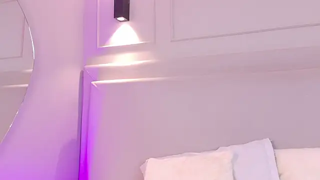 NaomiKlarc webcam