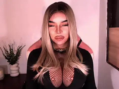 CyraHasABigCock webcam