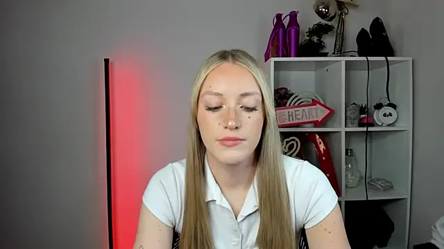 EvelynBlond webcam