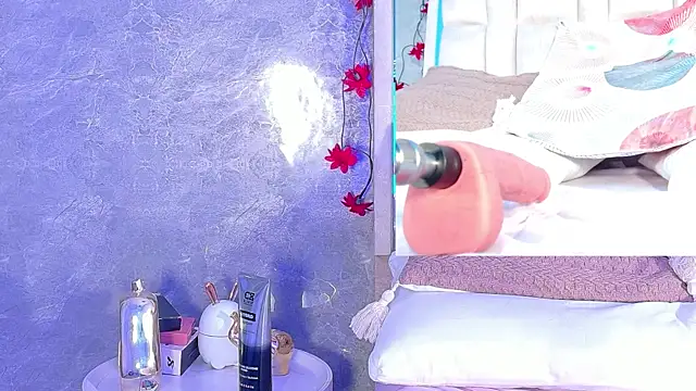 Bella-Sanders webcam