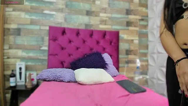 LITTLE-NESSA webcam