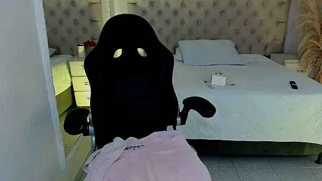 CarolineFyre webcam