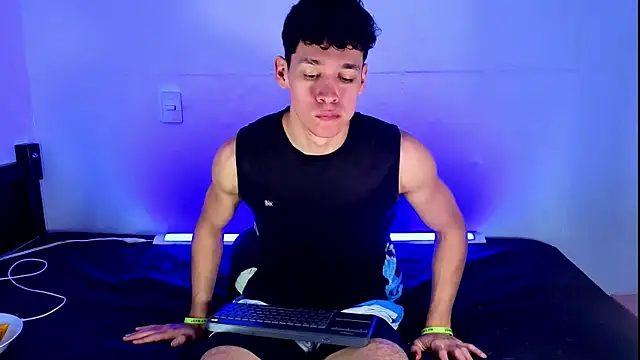 Luke_Muscle webcam
