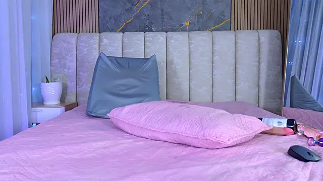 mia_scot webcam