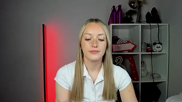 EvelynBlond webcam