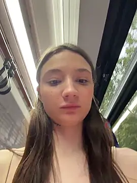 hiding-mila webcam