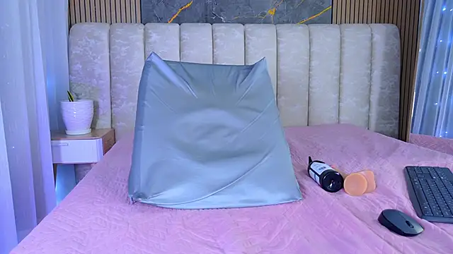 mia_scot webcam