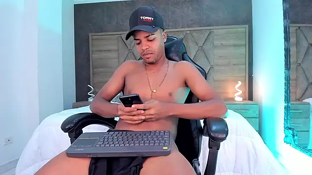 TaylorClay_ webcam