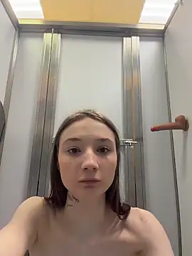 hiding-mila webcam