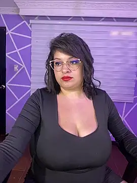MiiaaJoness webcam