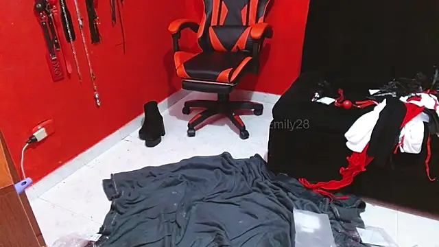 Emily_Slave28 webcam