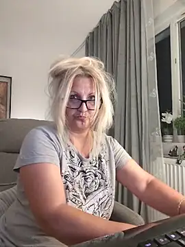 Divineblond webcam