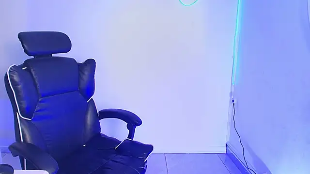 naiaa_cruz - Naiaa_Cruz's free webcam - UK Sex Cams
