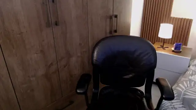 aleesha_cameron02