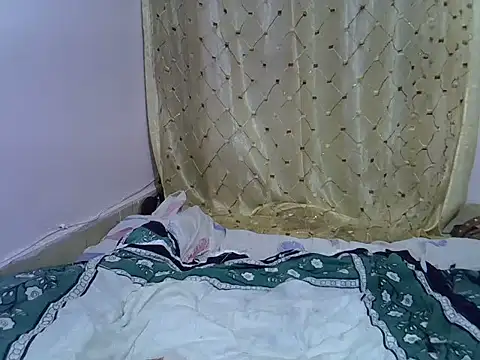 prettybeee - Prettybeee's free webcam