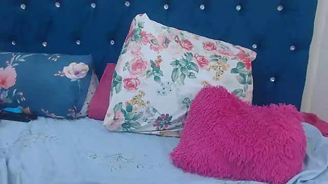 CURVYBOOTYLICIOUS88 webcam