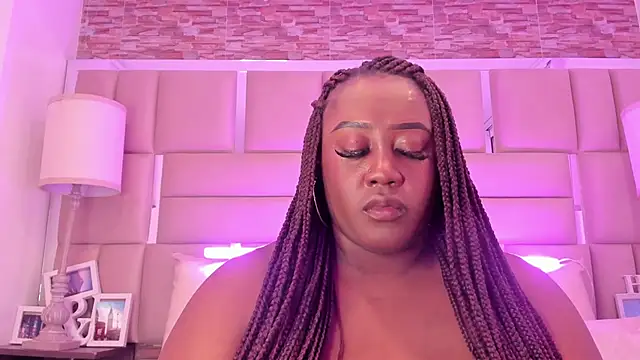 ShaniaBrownn webcam