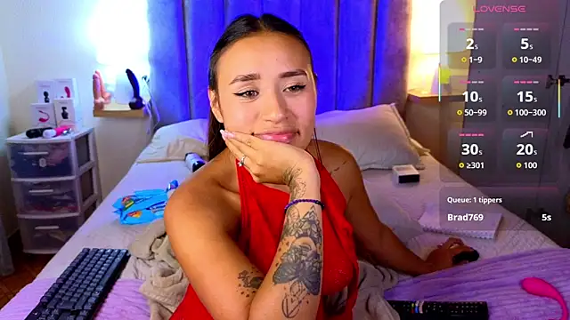 Victoria_Hils webcam