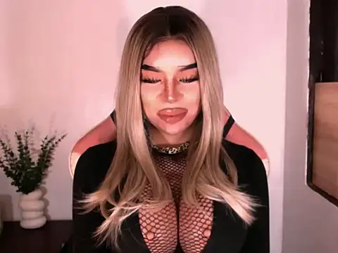 CyraHasABigCock webcam