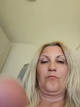 Divineblond webcam