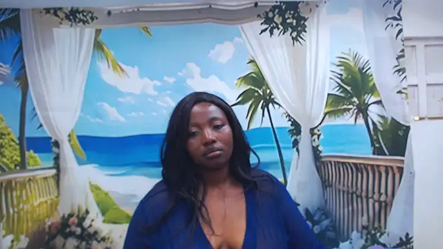 JUICYASSxxx webcam